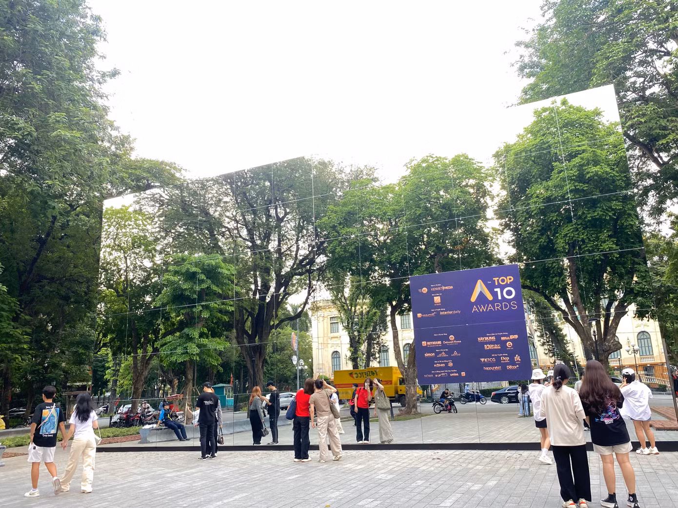 Đài phun nước Con Cóc (quận Hoàn Kiếm) những ngày qua tạm thời không nhìn thấy, thay vào đó là một khối lập phương bọc gương khổng lồ. Triển lãm mang tên Kiến trúc lấy con người làm trung tâm được dựng lên nổi bật với các mặt kính lớn xếp thành hình hộp xung quanh vòi phun nước vườn hoa Diên Hồng.