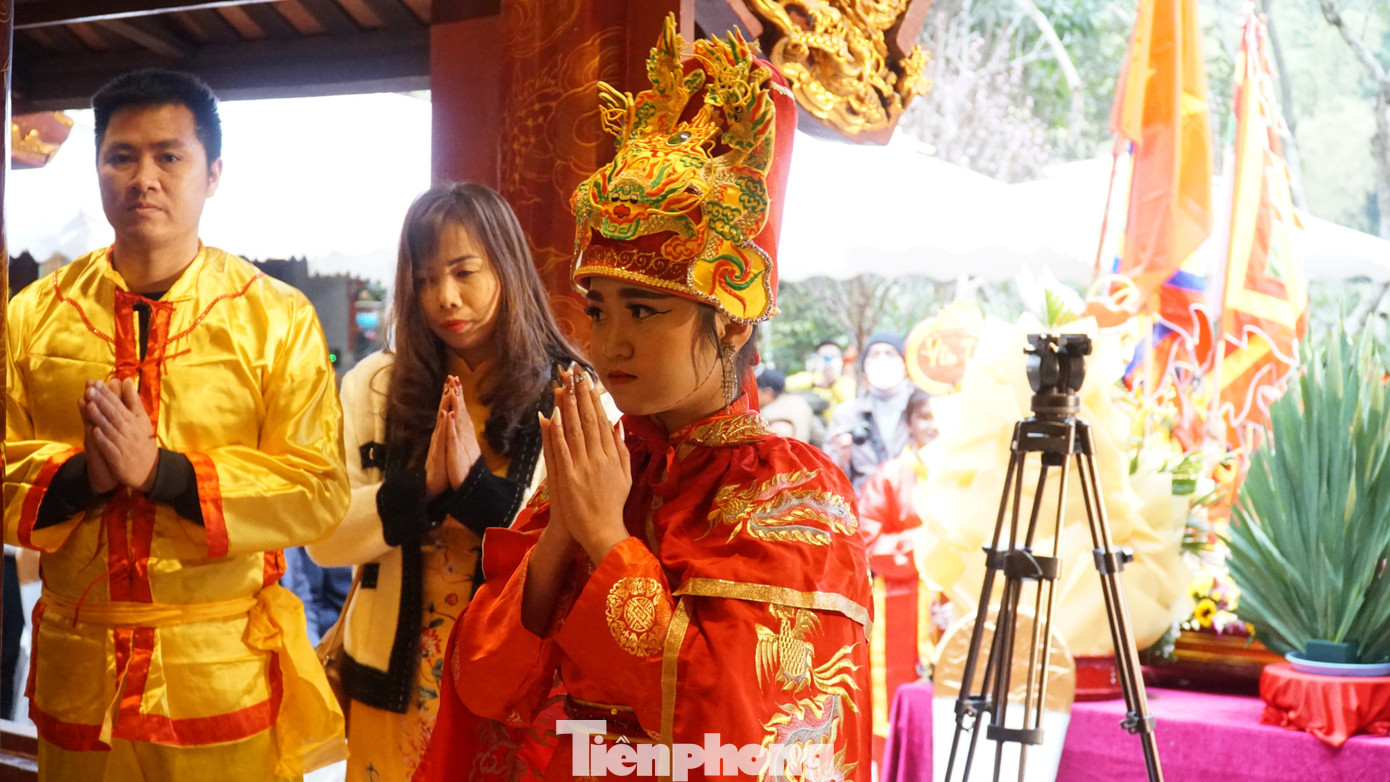 Hoàn thành lễ rước kiệu, nữ tướng trẻ Nguyễn Thị Huyền Trang thực hành nghi lễ tại các điểm đền của khu di tích đền Sóc. Ảnh: TRỌNG TÀI.