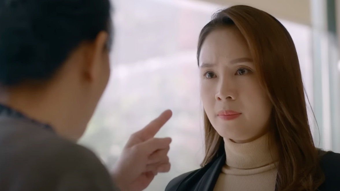 Mẹ của Hà giận dữ cho rằng Phương đang bao che cho tội của chồng mình. Ảnh: CMH. Mẹ của Hà giận dữ cho rằng Phương đang bao che cho tội của chồng mình. Ảnh: CMH.