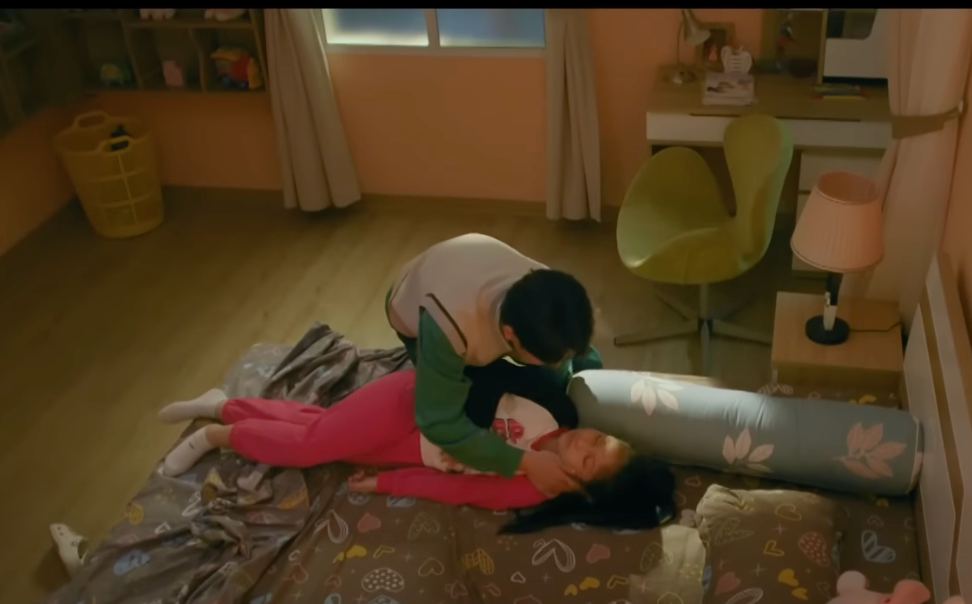 Thư lên cơn đau tim và bất tỉnh sau khi phát hiện sự việc của Hoàng (Việt Anh). Ảnh: CMH. Thư lên cơn đau tim và bất tỉnh sau khi phát hiện sự việc của Hoàng (Việt Anh). Ảnh: CMH.