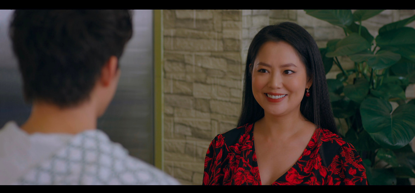 Tú (Đình Tú) nhận nhiều lời khen từ chị Hoài (Thu Hiền). Ảnh: VFC.