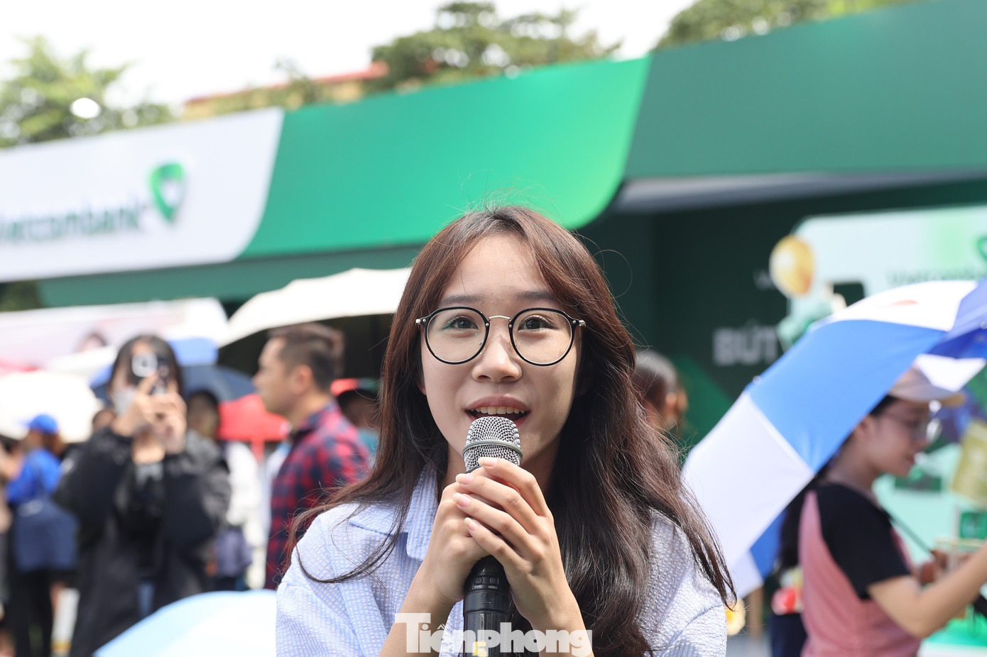 Các bạn sinh viên đưa ra nhiều câu hỏi cho khách mời. Các bạn sinh viên đưa ra nhiều câu hỏi cho khách mời.