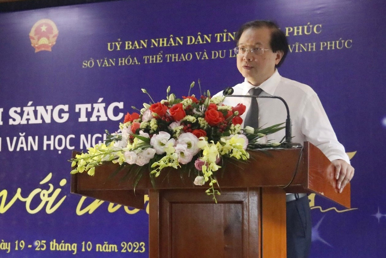 Thứ trưởng Bộ VHTTDL Tạ Quang Đông phát biểu khai mạc trại sáng tác Sống mãi với thời gian. Thứ trưởng Bộ VHTTDL Tạ Quang Đông phát biểu khai mạc trại sáng tác Sống mãi với thời gian.