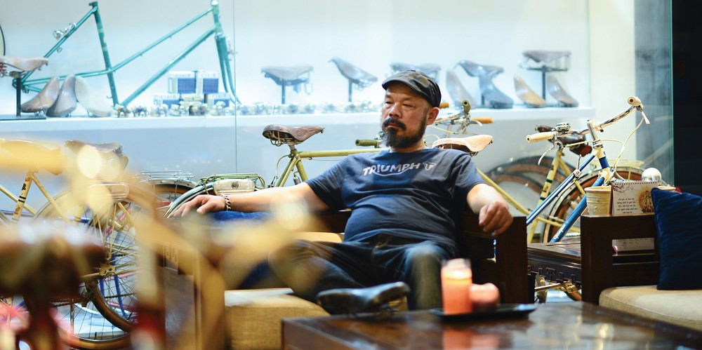 Họa sĩ Nguyễn Linh có thú chơi xe, chơi tranh.