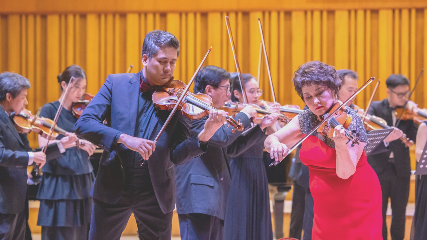 NSƯT Bùi Công Duy có màn song tấu ấn tượng với GS. NSND Aiman Mussakhajaeva. NSƯT Bùi Công Duy có màn song tấu ấn tượng với GS. NSND Aiman Mussakhajaeva.