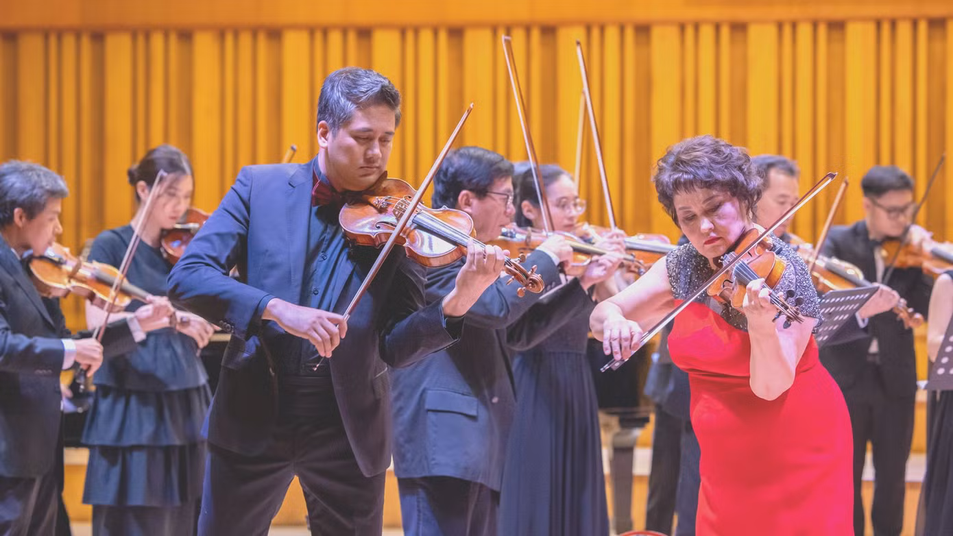 NSƯT Bùi Công Duy có màn song tấu ấn tượng với GS. NSND Aiman Mussakhajaeva. NSƯT Bùi Công Duy có màn song tấu ấn tượng với GS. NSND Aiman Mussakhajaeva.