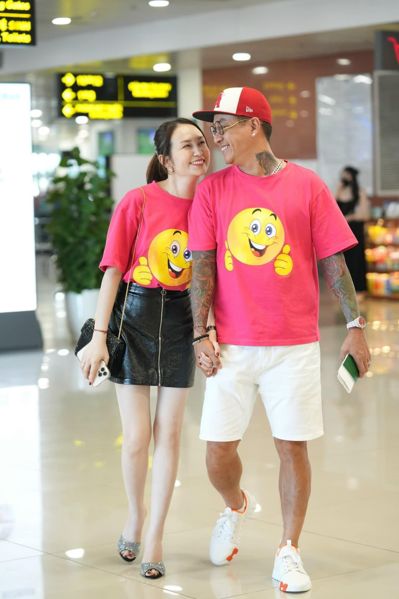 Tuấn Hưng đăng những hình ảnh tình cảm với vợ trên mạng xã hội.