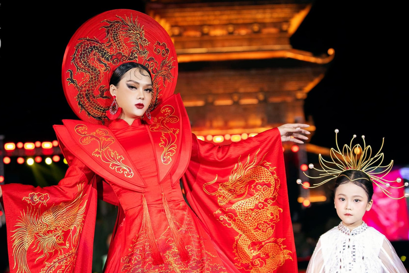 Phạm Thoại trình diễn trong đêm diễn của NTK Thạch Linh tại Hoa Lư (Ninh Bình).