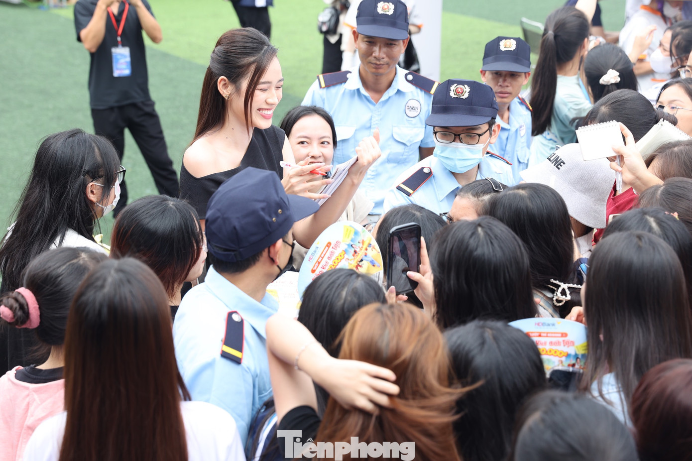 Hoa hậu Đỗ Thị Hà vui vẻ ký tên cho người hâm mộ tại chương trình giao lưu “Sinh viên và cơ hội việc làm trong lĩnh vực tài chính ngân hàng” trong khuôn khổ Ngày Thẻ Việt Nam năm 2023 - Sóng Festival.