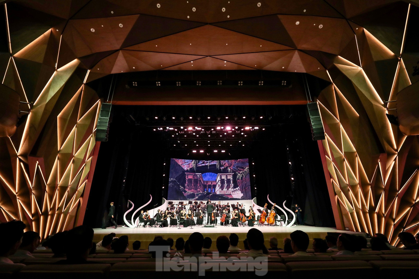 Nhà hát có khán phòng chính 900 chỗ ngồi, phòng hòa nhạc nhỏ 500 chỗ và các khu vực trưng bày, triển lãm nghệ thuật, các công trình phụ trợ khác.