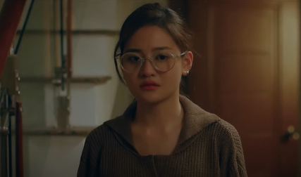 Ly (Thùy Anh) đứng ngoài và nghe được nỗi lòng của cha mẹ. Ảnh: CMH. Ly (Thùy Anh) đứng ngoài và nghe được nỗi lòng của cha mẹ. Ảnh: CMH.