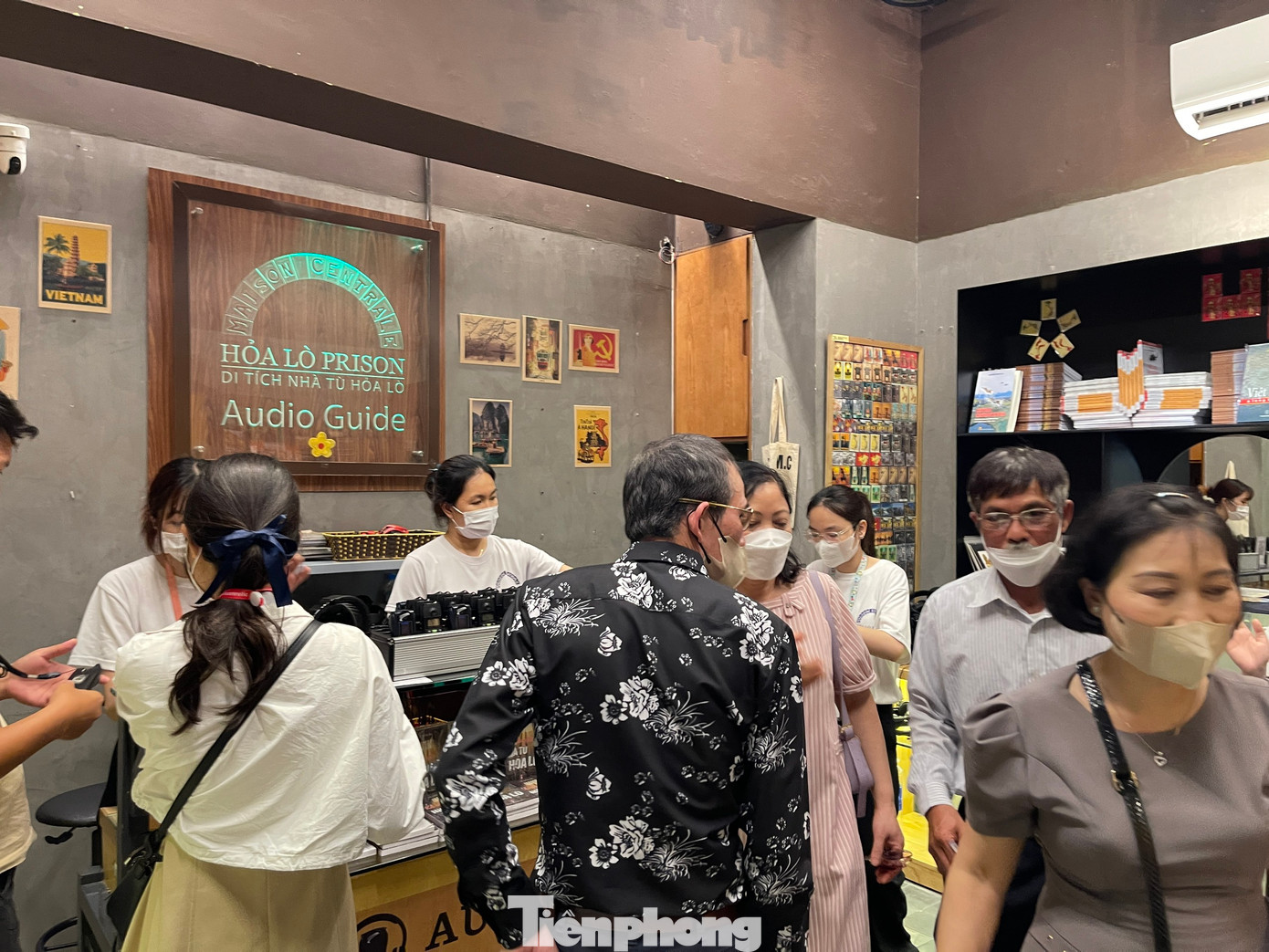 Đông đảo du khách chọn thuê máy thuyết minh để có trải nghiệm sâu sắc nhất tại Nhà tù Hỏa Lò. Với máy thuyết minh, du khách có thể trải nghiệm 35 câu chuyện lịch sử xoay quanh di tích nổi tiếng này tại Thủ đô.