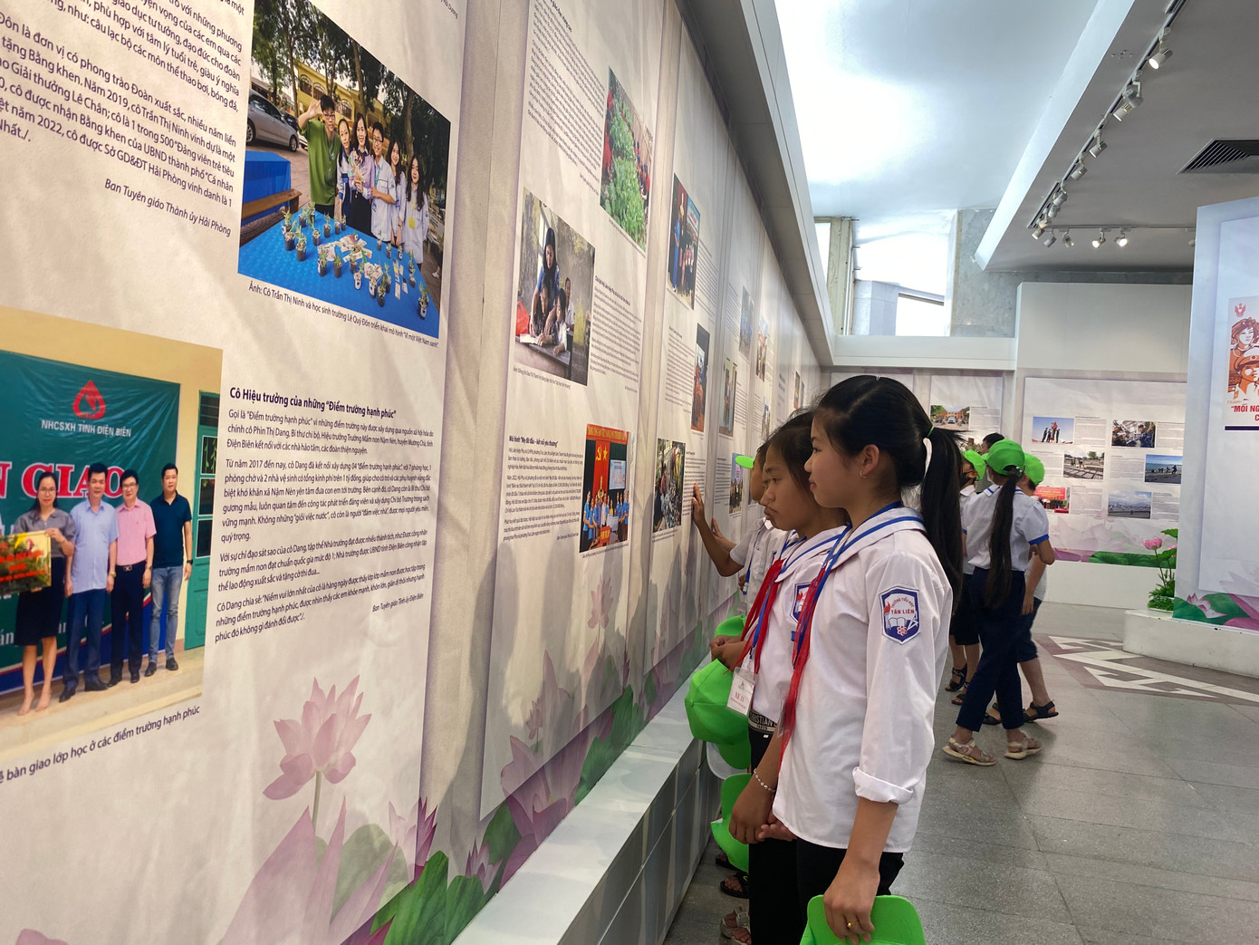 Học sinh tìm hiểu gương người tốt việc tốt tại triển lãm.