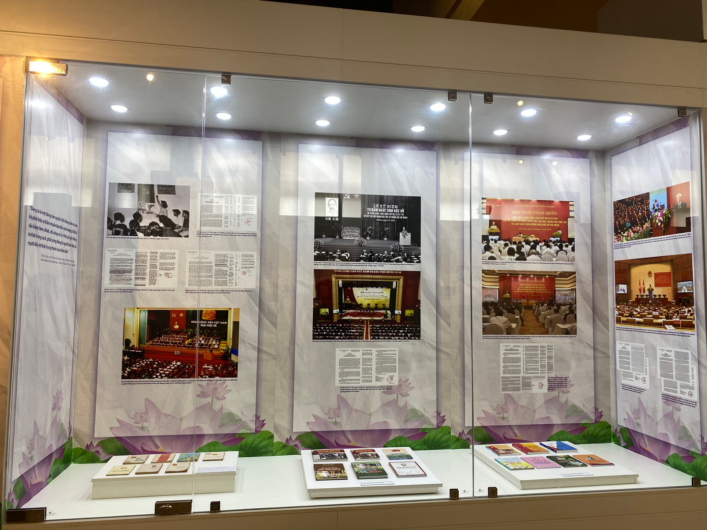 Triển lãm Những tấm gương bình dị mà cao quý giới thiệu đến công chúng 133 tấm gương điển hình tiên tiến của các tỉnh, thành phố trên cả nước. Ảnh: Thanh Thương.