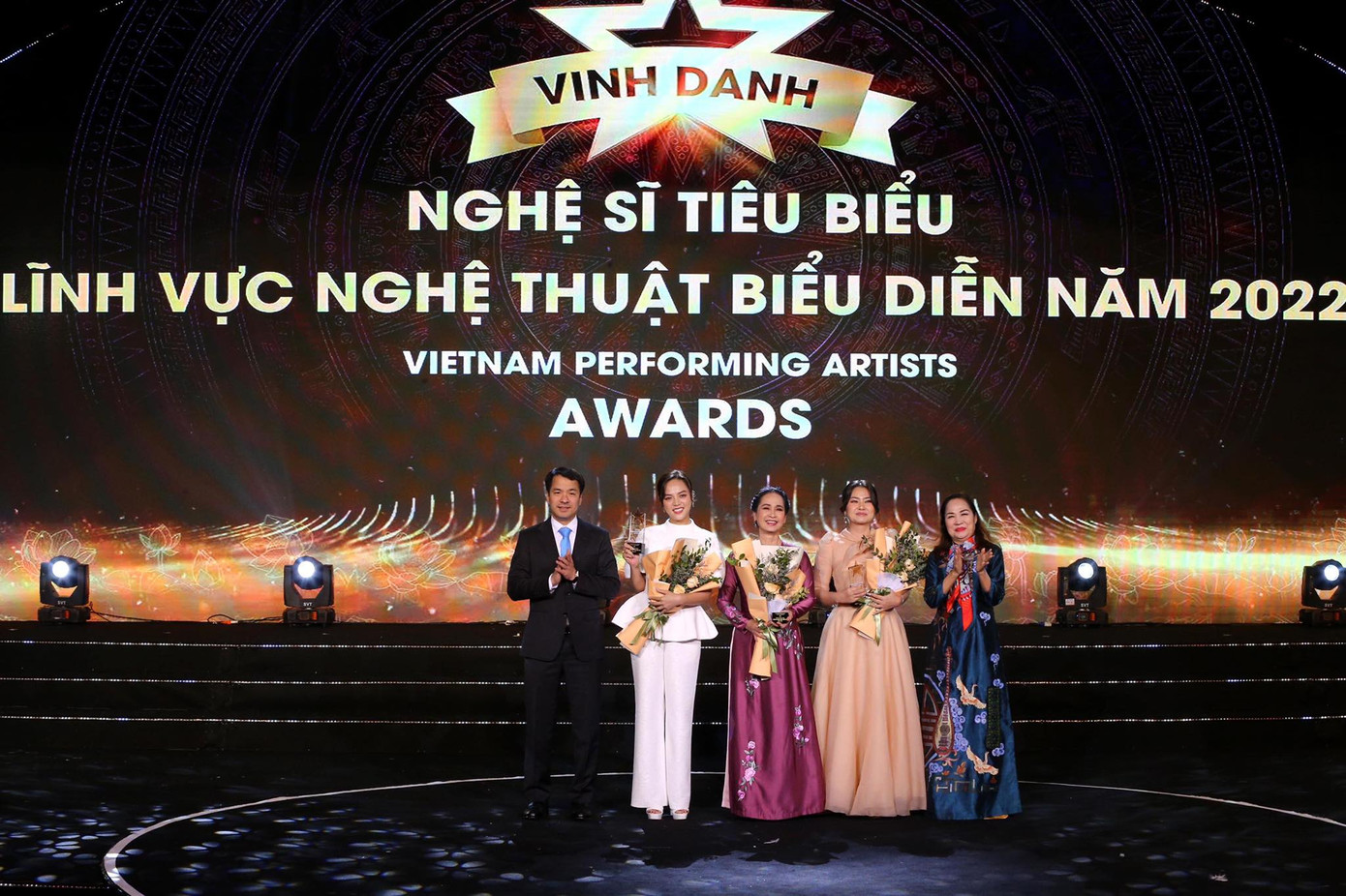 Vinh danh các nghệ sĩ của lĩnh vực phim truyền hình. Vinh danh các nghệ sĩ của lĩnh vực phim truyền hình.