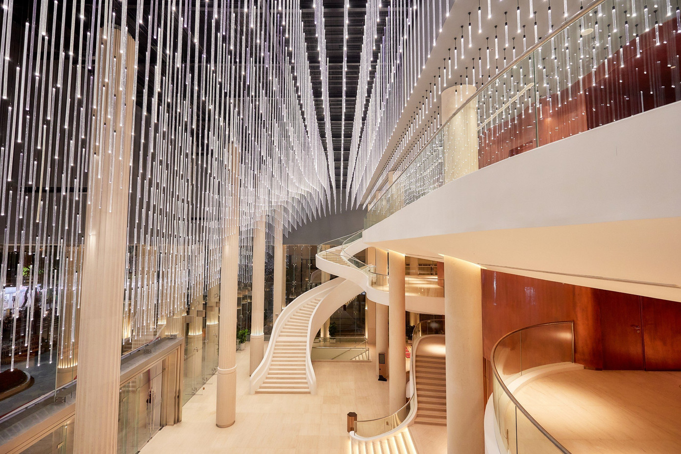 Không gian sảnh là nơi được nhiều khán giả chọn để chụp hình lưu niệm. Hệ thống ánh sáng do nhà thầu từng thi công hệ thống âm thanh, thiết bị sân khấu cho Nhà hát Metropolitan Opera (Mỹ) lắp đặt. Hệ thống sân khấu chính có thể nâng hạ để phù hợp với nhiều loại hình biểu diễn: có thể nâng thành sân khấu rộng với sức chứa cho 90 nhạc công, hệ sàn nâng có thể trượt xuống để tạo ra hố nhạc, là nơi biểu diễn cho các nhạc công, giúp tầm nhìn của khán giả không bị ảnh hưởng.