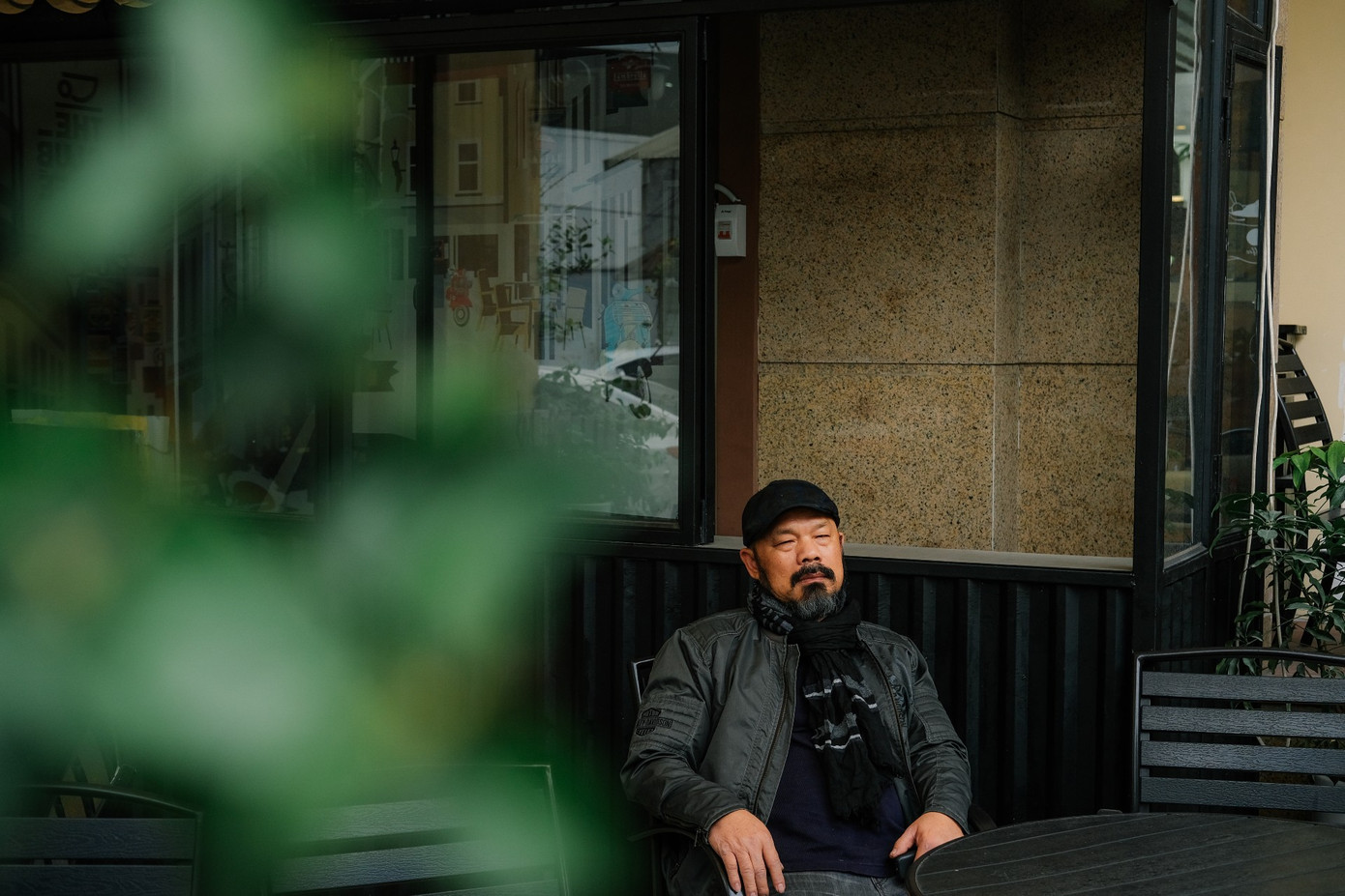 "Tình yêu nghệ thuật đích thực cần được nuôi dưỡng trong một môi trường tốt về nghệ thuật tốt thì mới hy vọng lớp trẻ hiểu và đánh giá đúng được", họa sĩ Nguyễn Linh chia sẻ.