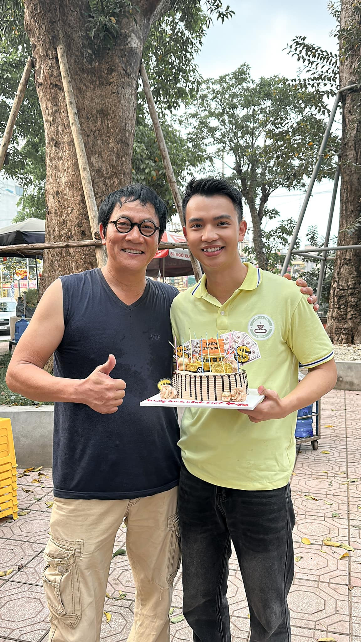 Không chỉ đóng vai bố con trên phim, ngoài đời Việt Hoàng cũng gọi NSƯT Hoàng Hải là bố. Ảnh: NVCC. Không chỉ đóng vai bố con trên phim, ngoài đời Việt Hoàng cũng gọi NSƯT Hoàng Hải là bố. Ảnh: NVCC.