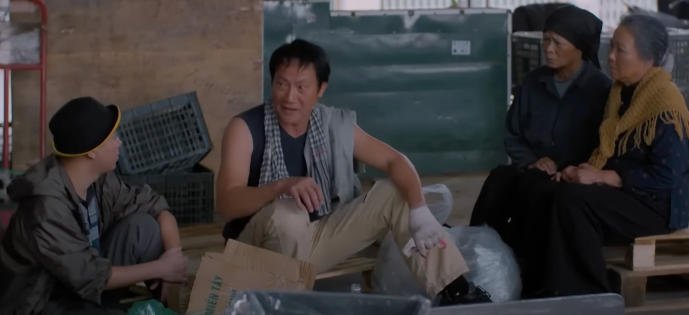 Lưu (NSƯT Hoàng Hải) phân công người trong xóm trọ đi tìm bằng chứng giúp Luyến (Thanh Hương). Ảnh: CMH.