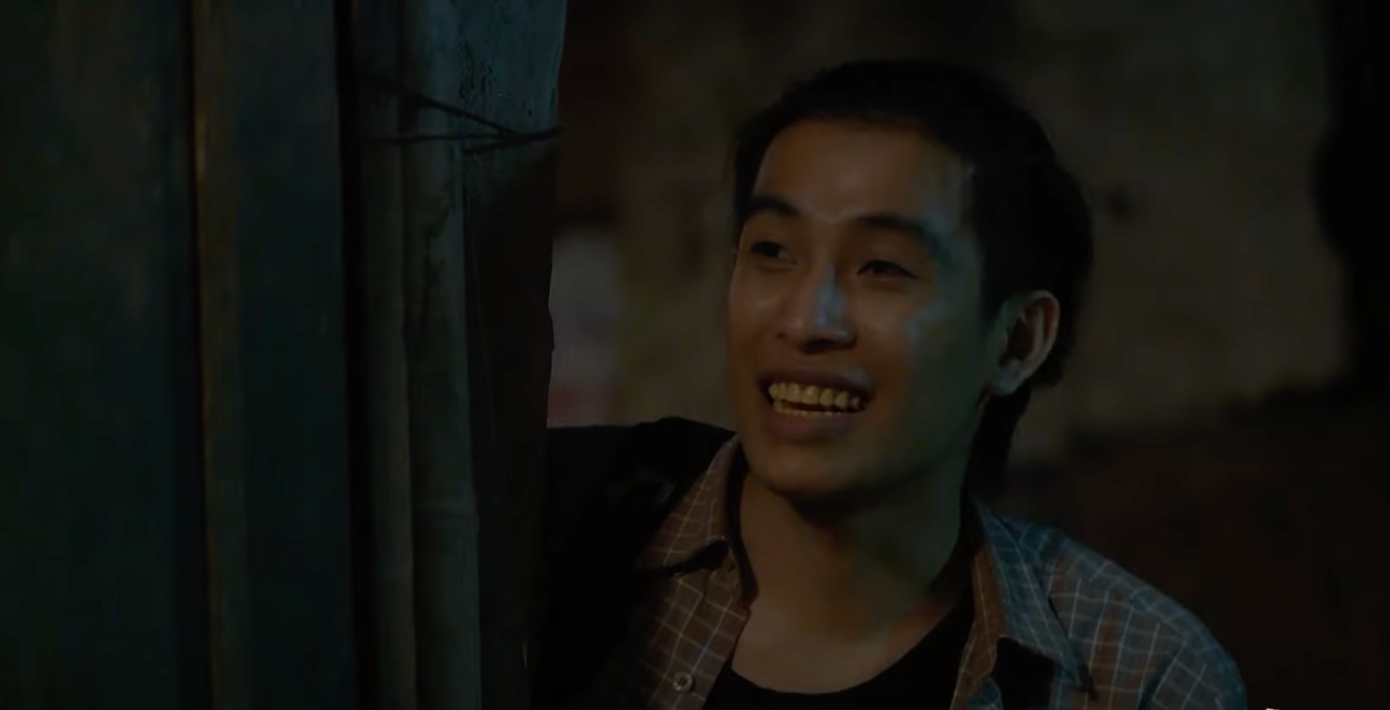 Bát (Anh Tuấn) tiếp tục đến làm phiền bà Tình (NSƯT Thanh Quý). Ảnh: CMH.