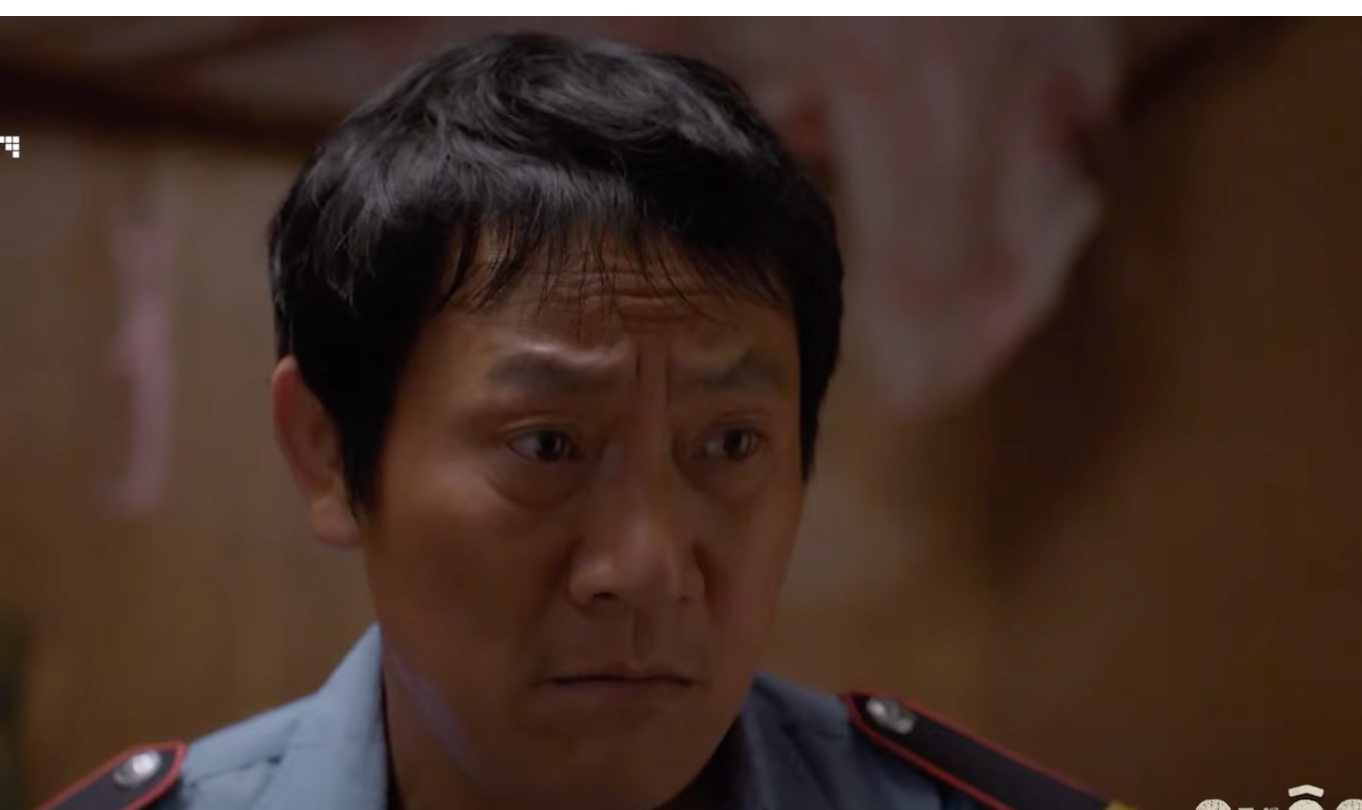 Lưu (NSƯT Hoàng Hải) chán vì công việc quá rảnh rỗi, ngồi quá nhiều. Ảnh: CMH.