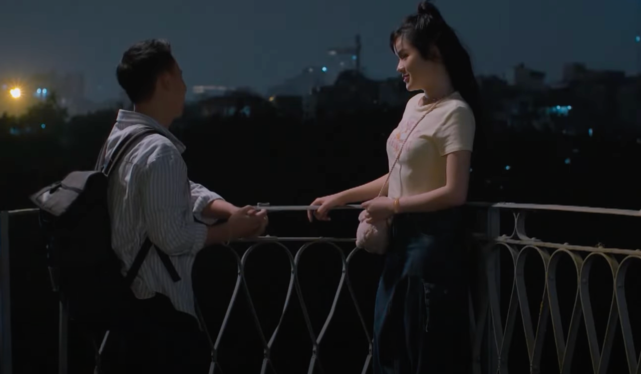 Thạch (Việt Hoàng) kể với Nga (Hà Đan) những kỷ niệm thời thơ ấu của mình với bố ở xóm trọ gầm cầu. Ảnh: CMH.