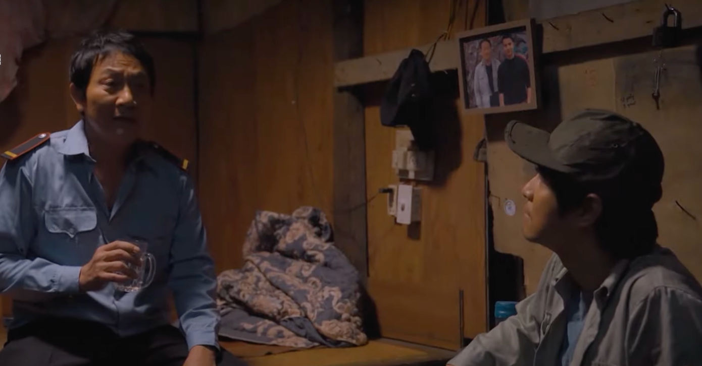 Lưu (NSƯT Hoàng Hải) than thở với Điền (Tô Dũng) về công việc mới. Ảnh: CMH.