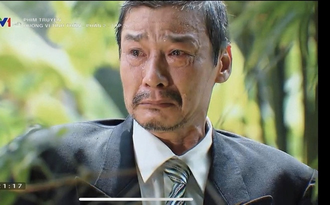 Ông Sinh (NSƯT Võ Hoài Nam) chỉ biết ngậm ngùi đứng từ xa nhìn con gái làm lễ cưới. Ông Sinh (NSƯT Võ Hoài Nam) chỉ biết ngậm ngùi đứng từ xa nhìn con gái làm lễ cưới.