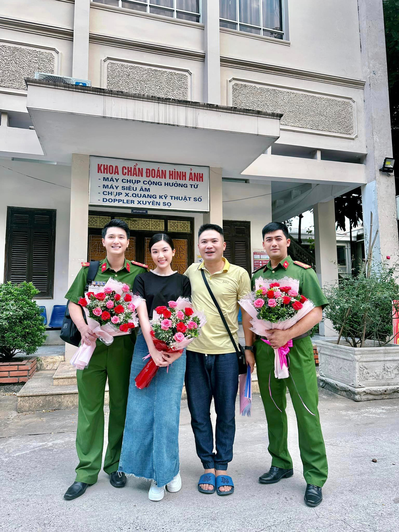 Dàn diễn viên chính gồm Lương Thanh, Bảo Anh, Huỳnh Anh chia tay đoàn làm phim Biệt dược đen. Dàn diễn viên chính gồm Lương Thanh, Bảo Anh, Huỳnh Anh chia tay đoàn làm phim Biệt dược đen.