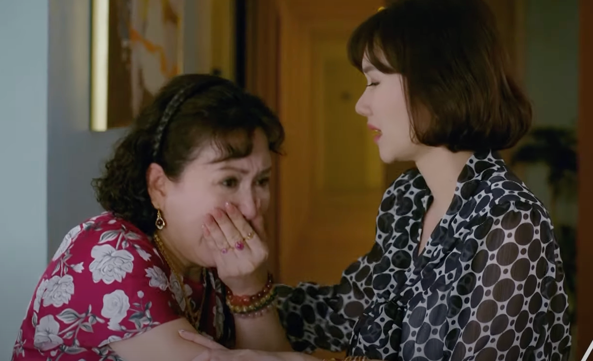 Bà Thủy (NSND Minh Hòa) nôn ọe, bịt mũi khi thấy món ăn của bố con Nghĩa (Tuấn Tú). Ảnh: CMH. Bà Thủy (NSND Minh Hòa) nôn ọe, bịt mũi khi thấy món ăn của bố con Nghĩa (Tuấn Tú). Ảnh: CMH.