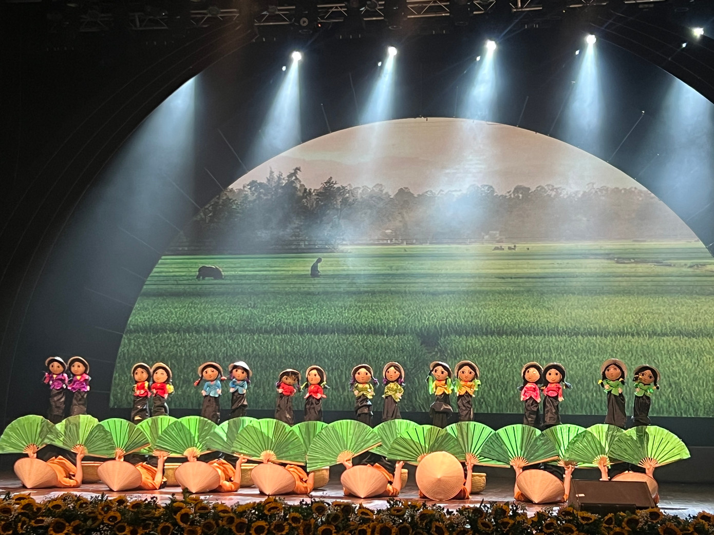 Tiết mục Ngày mùa của Nhà hát Múa rối Việt Nam trong Lễ bế mạc.