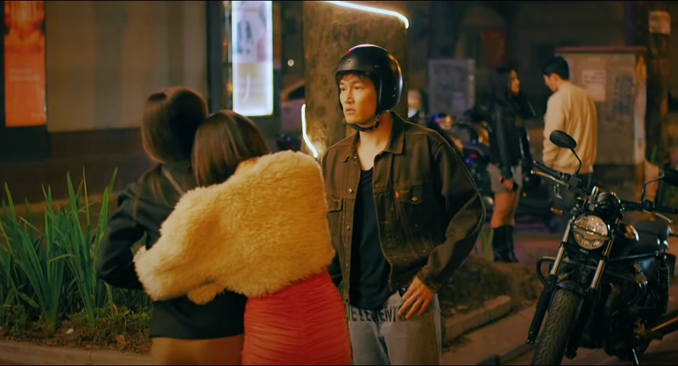 Tú (Đình Tú) kịp thời giúp đỡ Linh (Trình Mỹ Duyên) và Trang (Lương Thanh). Ảnh: CMH.