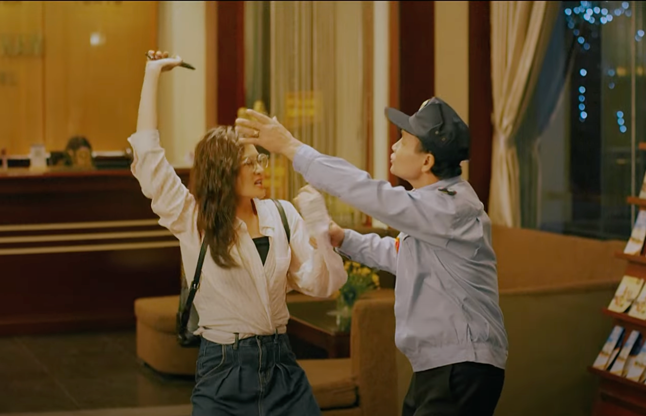 Ly (Thùy Anh) gặp rắc rối khi đang xem ảnh trên điện thoại tại khách sạn. Ảnh: CMH.