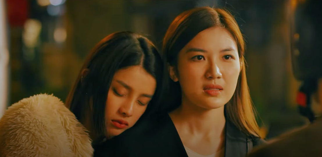 Trang (Lương Thanh) cảm ơn Tú (Đình Tú) vì đã giúp đỡ cô và Linh (Trình Mỹ Duyên). Ảnh: CMH.