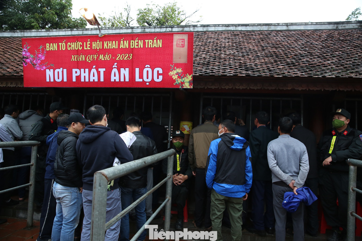 “Hiện tại, thời gian phát ấn được kéo dài hơn nên mọi người thong thả, không đổ dồn vào ngày 15 tháng Giêng. Việc phân làn phát ấn và phát tại nhiều điểm cũng giảm tình trạng chen lấn, đảm bảo an toàn cho du khách. Tình trạng mất cắp giảm đi nhiều”, du khách Trần Văn Trường nói. Ảnh: TRỌNG TÀI.