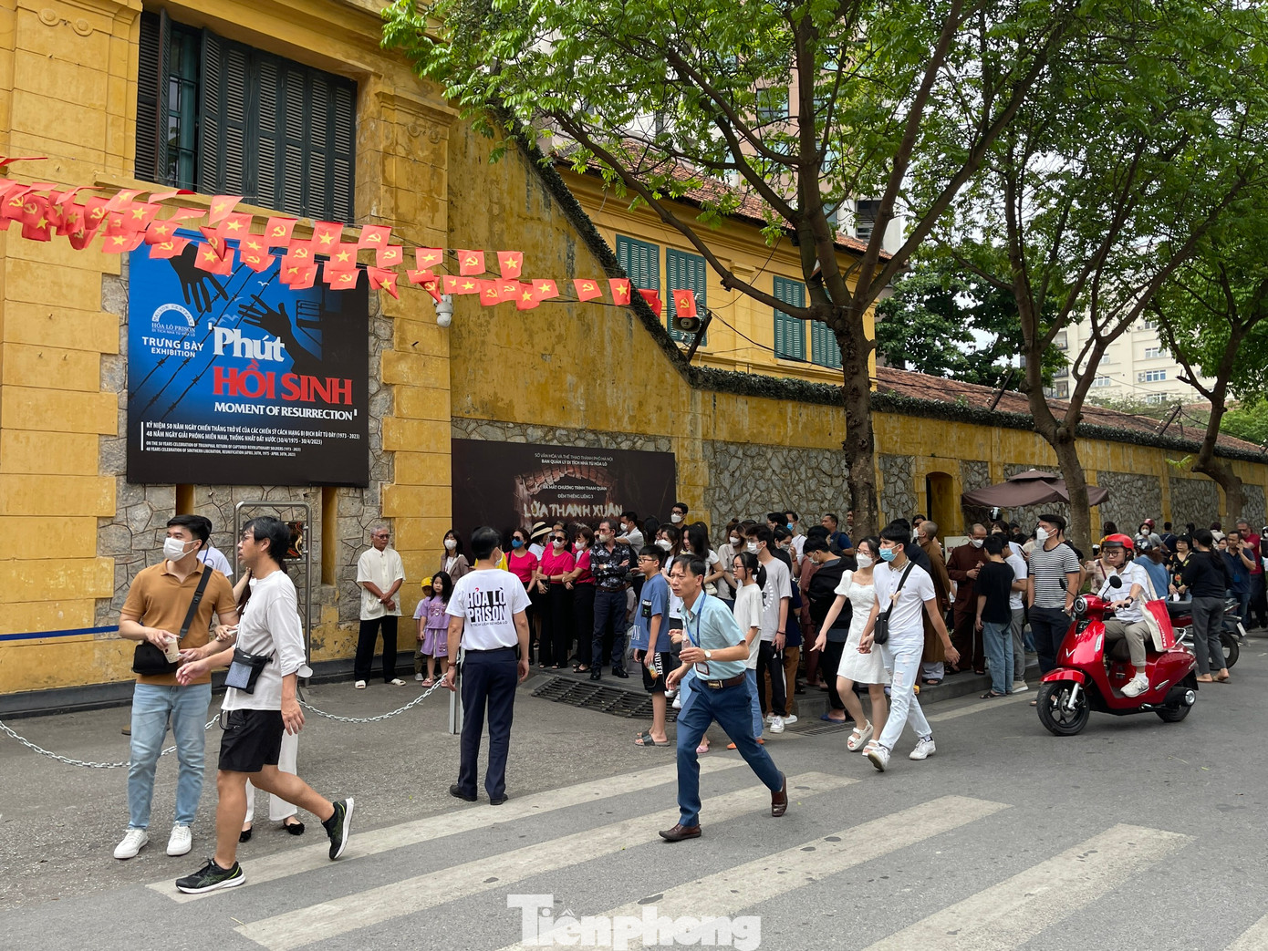 Tình trạng cháy vé là kết quả từ nỗ lực ứng dụng công nghệ trong quảng bá, nỗ lực làm mới sản phẩm của BQL Di tích Nhà tù Hỏa Lò. Nhà tù Hoả Lò tổ chức chuỗi chương trình tham quan buổi tối với nhiều đề tài khác nhau. Tour đêm được chia thành 3 chủ đề: Đêm Thiêng liêng 1: Sáng ngời tinh thần Việt, Đêm thiêng liêng 2: Sống như những đóa hoa và Đêm thiêng liêng 3: Lửa thanh xuân. Mỗi tour có thời lượng 120 phút, dành cho nhiều lứa tuổi từ 8-75 tuổi.