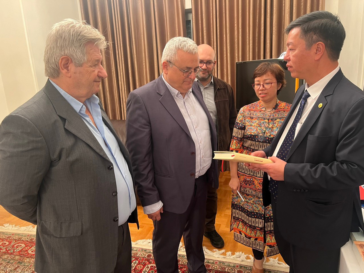 PGS.TS.Vũ Trọng Lâm - Giám đốc, Tổng Biên tập Nhà xuất bản Chính trị quốc gia Sự thật tặng sách cho các đại biểu.