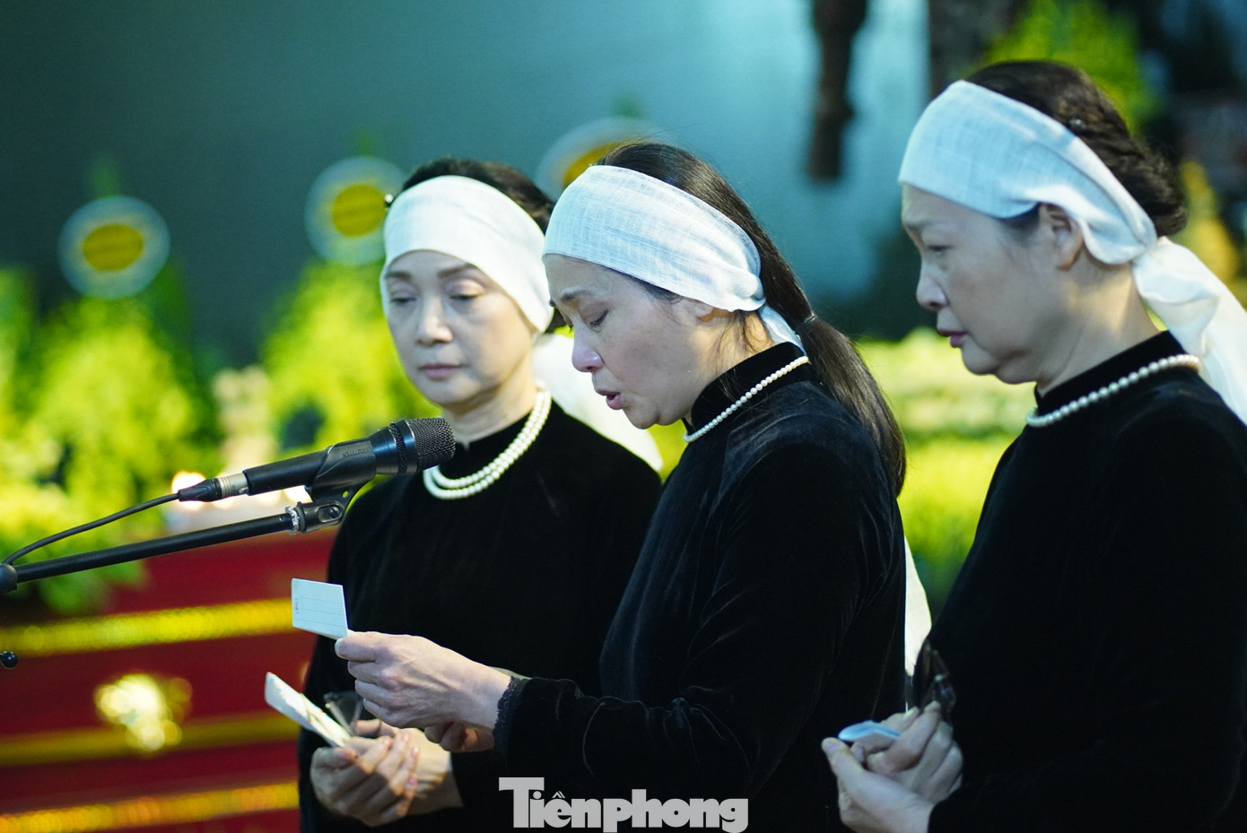 NSƯT Lê Vi đọc bức thư cuối cùng gửi cho người cha kính yêu - NSND Trần Tiến. Ảnh: TRỌNG QUÂN.