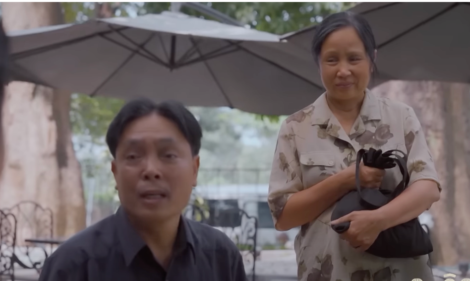 Bố mẹ Bát (Tuấn Anh) gom góp tiền đưa chủ quán cà phê mong cứu con trai thoát cảnh tù tội. Ảnh: CMH.