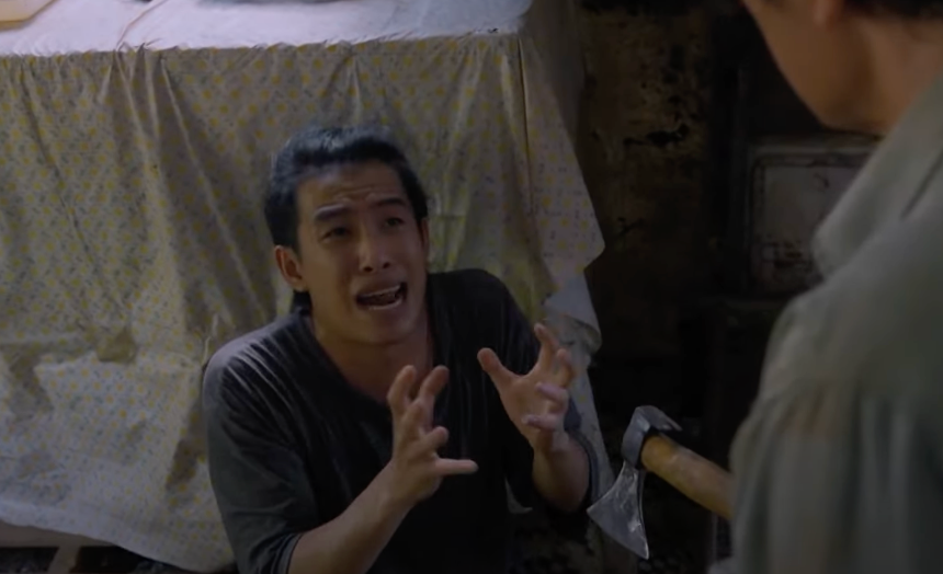 Bát (Tuấn Anh) cầu xin sự tha thứ của Lưu (NSƯT Hoàng Hải). Ảnh: CMH. Bát (Tuấn Anh) cầu xin sự tha thứ của Lưu (NSƯT Hoàng Hải). Ảnh: CMH.