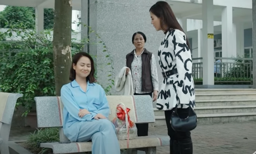 Mai Anh (Minh Thu) đến tận bệnh viện "dằn mặt" Phương (Việt Hoa). Ảnh: CMH. Mai Anh (Minh Thu) đến tận bệnh viện "dằn mặt" Phương (Việt Hoa). Ảnh: CMH.