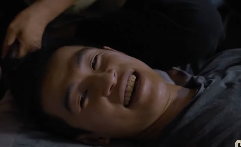 Bát (Tuấn Anh) hả hê khi được bố mẹ chuộc về. Ảnh: CMH. Bát (Tuấn Anh) hả hê khi được bố mẹ chuộc về. Ảnh: CMH.