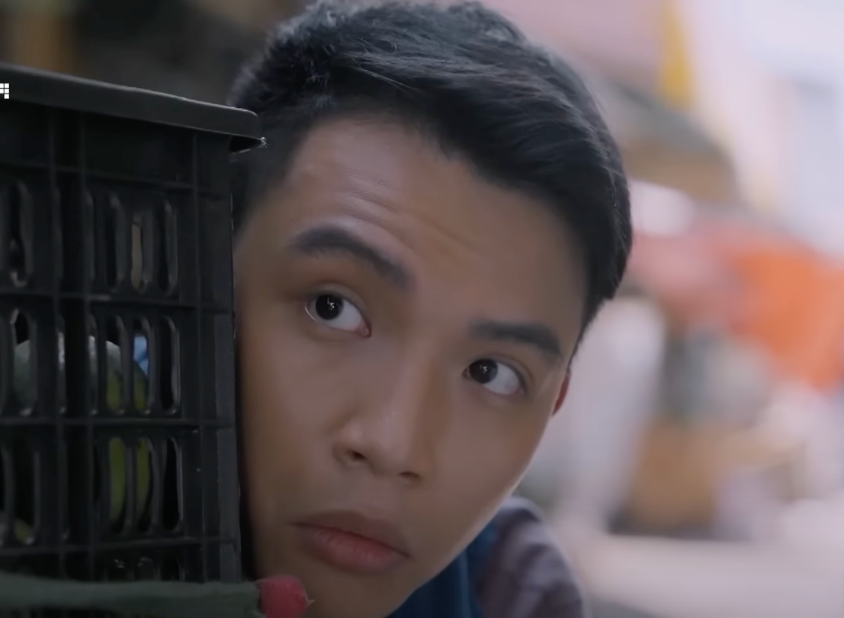 Thạch (Việt Hoàng) đứng ngoài nghe được hết cuộc đối thoại của bố (NSƯT Hoàng Hải) và Luyến (Thanh Hương). Ảnh: CMH.