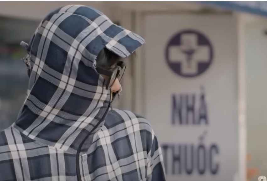 Luyến (Thanh Hương) bịt mặt kín mít, lén lút đi mua thuốc tránh thai. Ảnh: CMH.