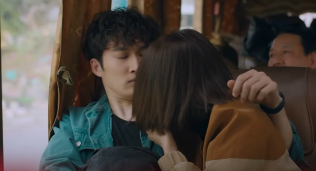 Linh (Trình Mỹ Duyên) bị say xe, Tú (Đình Tú) là người chăm sóc cô. Ảnh: CMH.