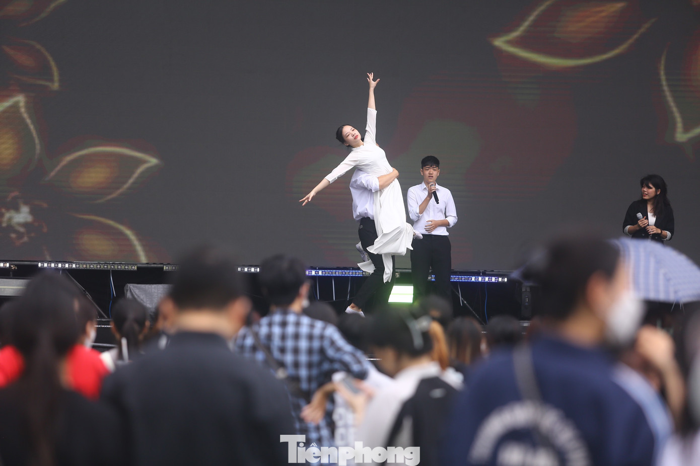 Bên cạnh những tiết mục của Hà Myo, khán giả được chiêu đãi những tiết mục nhảy độc đáo, đầy năng lượng đến từ nhóm sinh viên trường Đại học Giao thông vận tải.