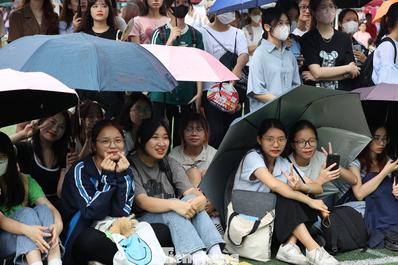 Khán giả đội mưa thưởng thức những tiết mục trong chương trình biểu diễn sáng 7/10.