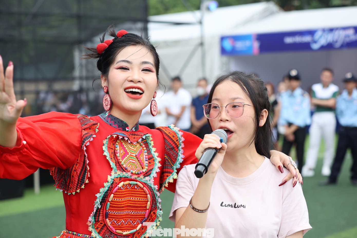 Không chỉ mang đến những tiết mục giàu sắc màu, vui vẻ mang đậm chất truyền thống và hiện đại, Hà Myo trực tiếp giao lưu với khán giả, sinh viên Thủ đô. Với mong muốn quảng bá, giới thiệu rộng rãi nghệ thuật hát xẩm, Gương mặt trẻ tiêu biểu năm 2022 hướng dẫn nhiều bạn sinh viên hát theo ca khúc Xẩm Hà Nội. Nguyễn Thị Ngọc Ánh (SV trường ĐH Sư phạm Hà Nội) gây bất ngờ khi thực hiện thử thách hát Xẩm Hà Nội của Hà Myo. Hà Myo còn rủ được Hồng Mến - sinh viên trường ĐH GTVT - thử vài câu xẩm.