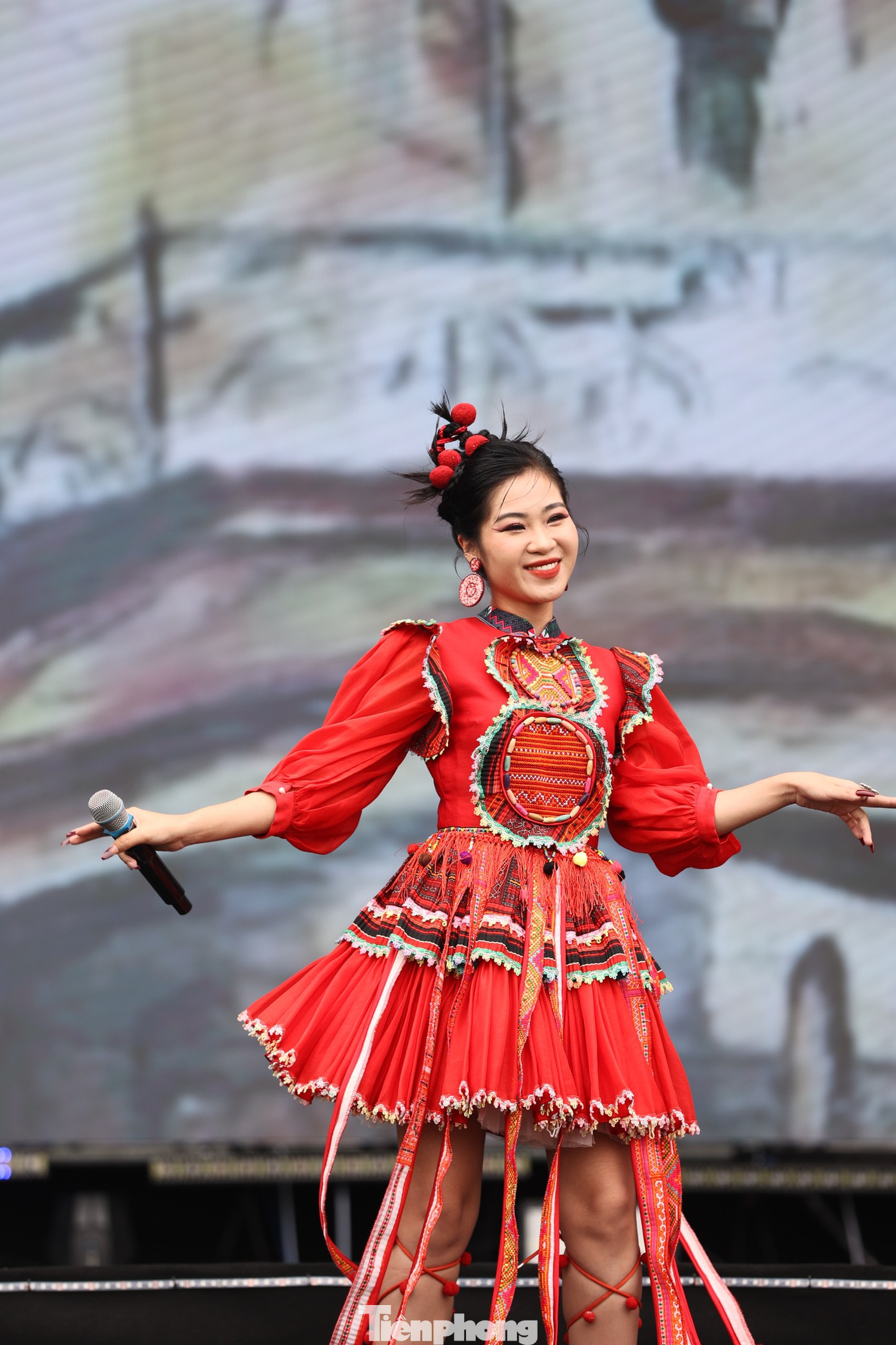 Hà Myo mang đến bốn ca khúc sôi động: Xẩm Hà Nội, Xẩm Thập Ân, Mashup Dân ca ba miền, Xẩm 4 mùa hoa Hà Nội. Nữ ca sĩ chia sẻ sự vui mừng khi giới trẻ ngày càng đón nhận nhiều hơn những ca khúc mang chất liệu dân gian như xẩm. &quot;Hà không nghĩ sinh viên đón nhận nhạc truyền thống như xẩm. Cảm ơn Ngày thẻ Việt Nam đã cho Hà cơ hội quảng bá âm nhạc của mình&quot;, Hà Myo chia sẻ.