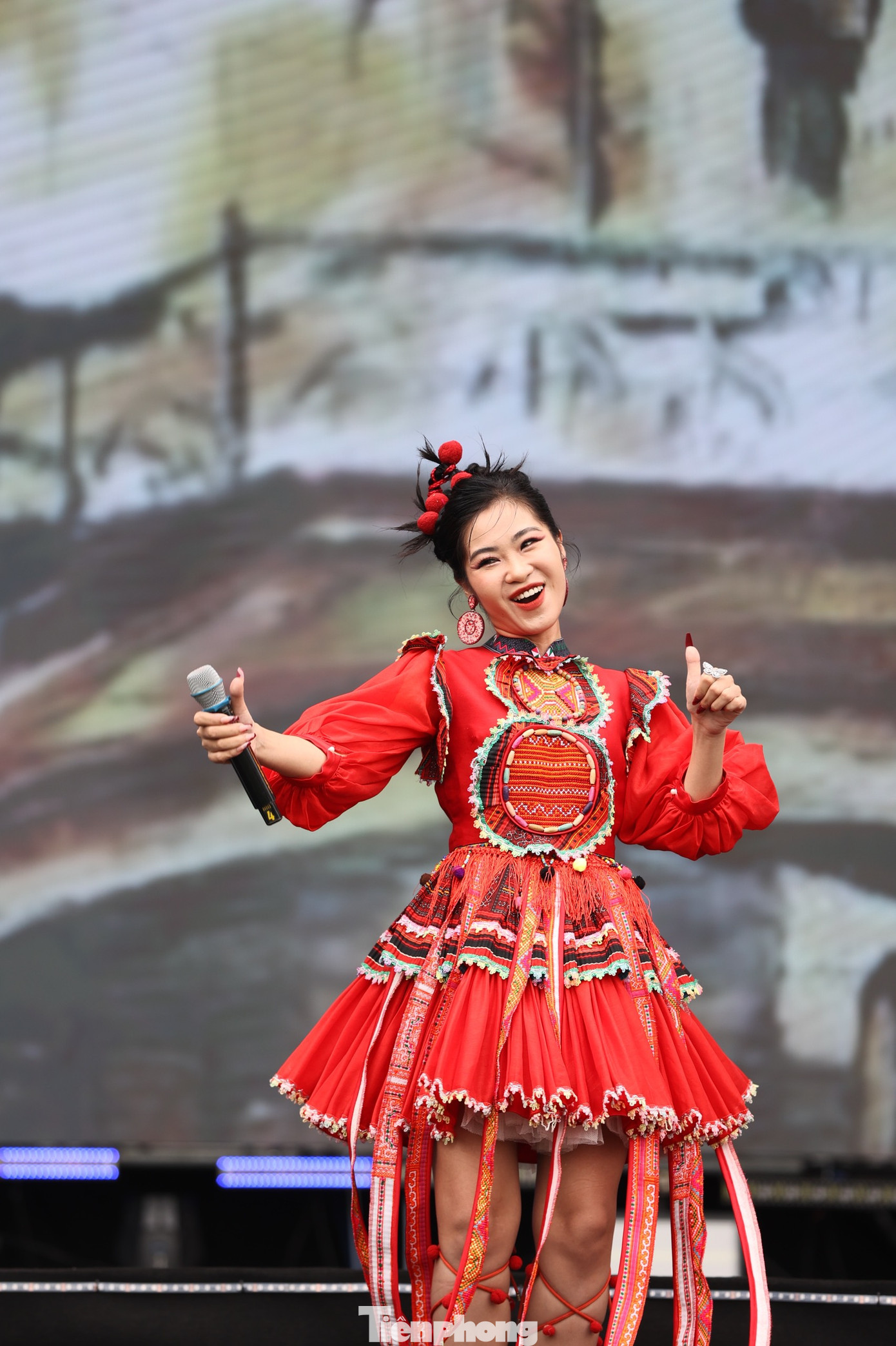 Hà Myo mang đến bốn ca khúc sôi động: Xẩm Hà Nội, Xẩm Thập Ân, Mashup Dân ca ba miền, Xẩm 4 mùa hoa Hà Nội. Nữ ca sĩ chia sẻ sự vui mừng khi giới trẻ ngày càng đón nhận nhiều hơn những ca khúc mang chất liệu dân gian như xẩm. &quot;Hà không nghĩ sinh viên đón nhận nhạc truyền thống như xẩm. Cảm ơn Ngày thẻ Việt Nam đã cho Hà cơ hội quảng bá âm nhạc của mình&quot;, Hà Myo chia sẻ.